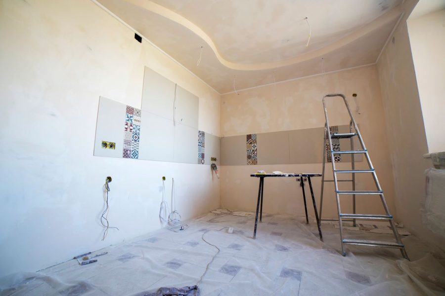 Štafle, barvy a obklady připravené v rekonstruovaném pokoji